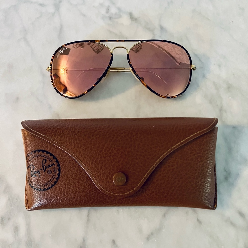 Sexy thin frame aviators with polarized lenses. Medium sized. Comes with case.